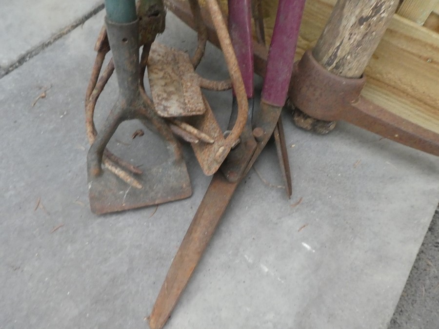 Vintage wooden handled garden tools - Image 4 of 4