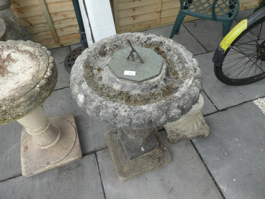 Stone effect sundial/birdbath - Bild 3 aus 6