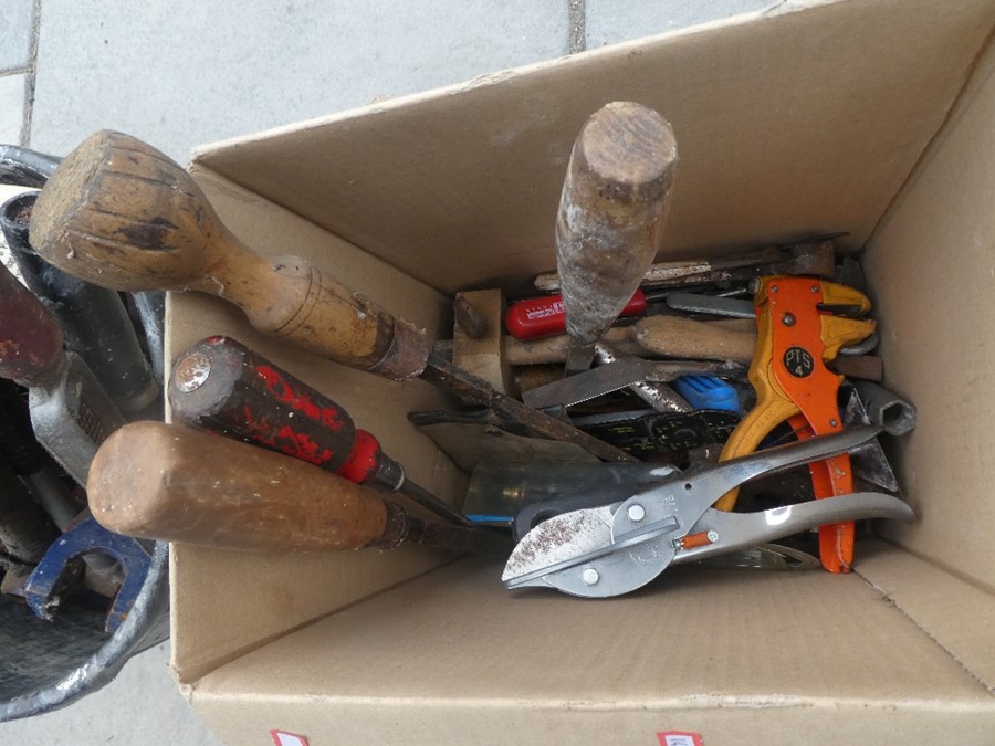 Large quantity of carpenters shed tools, mainly wooden handled, two black and decker tools etc - Bild 12 aus 14