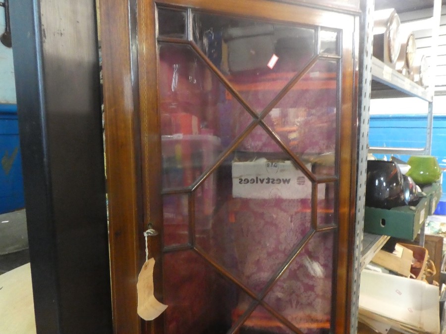 A Victorian in laid corner mahogany cabinet with glazed top above cupboard - Bild 2 aus 3