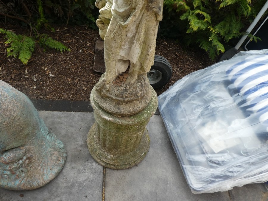 Stone effect statue of a girl on a plinth - Image 6 of 6