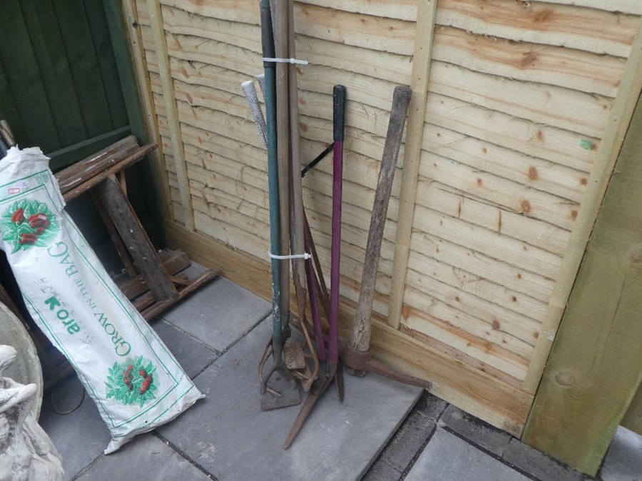 Vintage wooden handled garden tools - Image 2 of 4