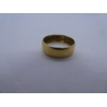 18ct yellow gold wedding band, marked 18, size N/O, 4.8g
