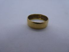 18ct yellow gold wedding band, marked 18, size N/O, 4.8g