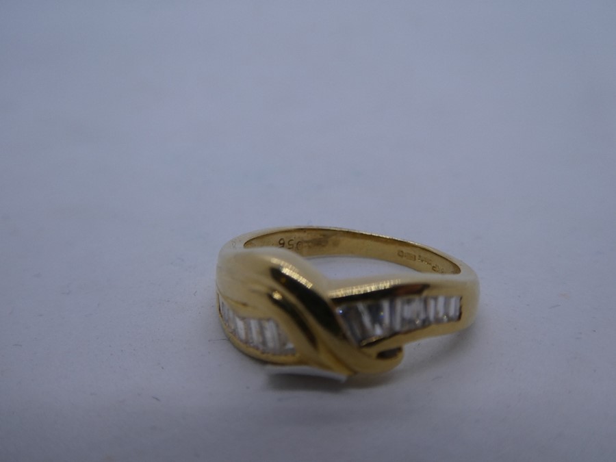 18ct yellow gold crossover design ring with tapered baguette cut diamond to shoulder, marked 750, ap - Image 2 of 4