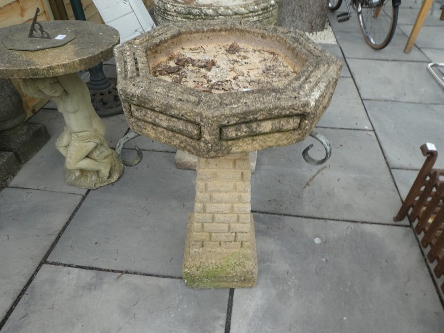 Stone effect octagonal bird bath - Bild 4 aus 4