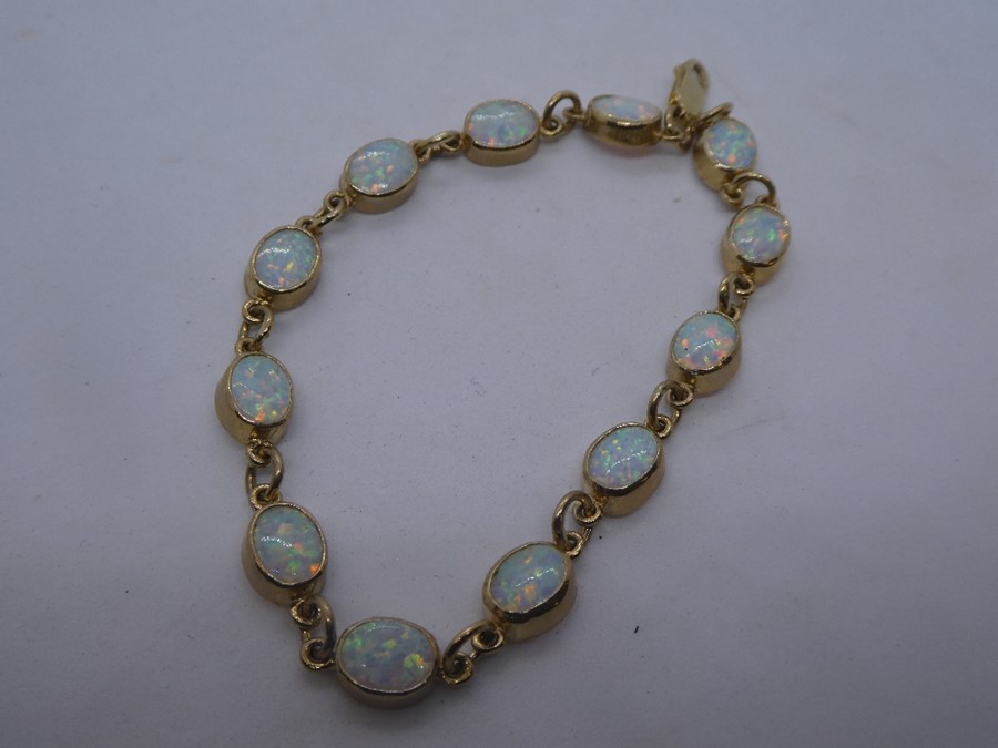 Pretty 9ct bracelet inset 12 cabochon opals, marked 375, 19cm - Image 2 of 2