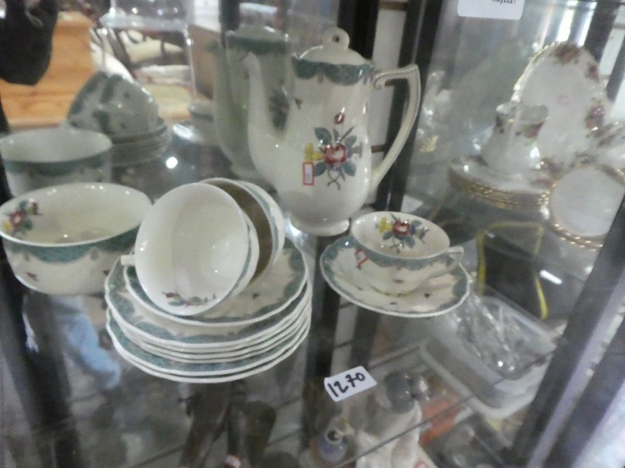 2 shelves of Royal Doulton 'Lowestoft Bouquet' tea and dinnerware - Image 2 of 3