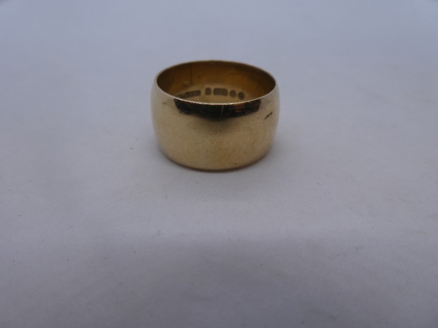 9ct yellow gold wedding band, marked 375, size T, approx 12.5g