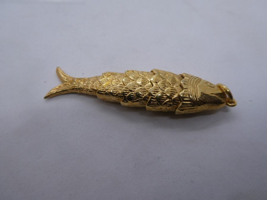 9ct yellow gold articulated fish pendant, approx 4.5cm, marked 375, approx 7.3g - Image 2 of 2