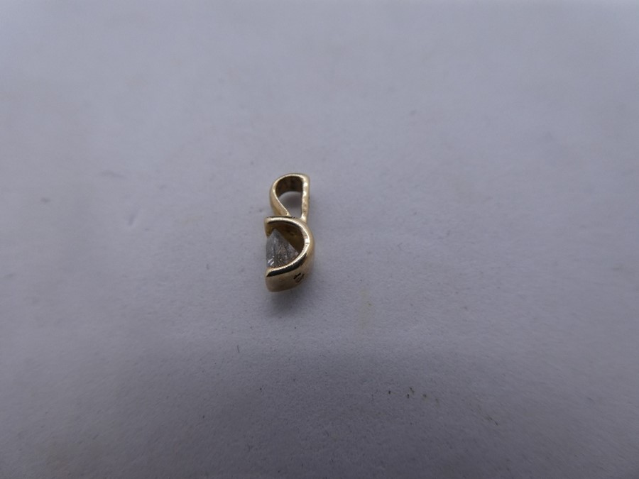 9ct yellow gold pendant with approx 0.10 carat diamond, marked 375 - Image 2 of 2