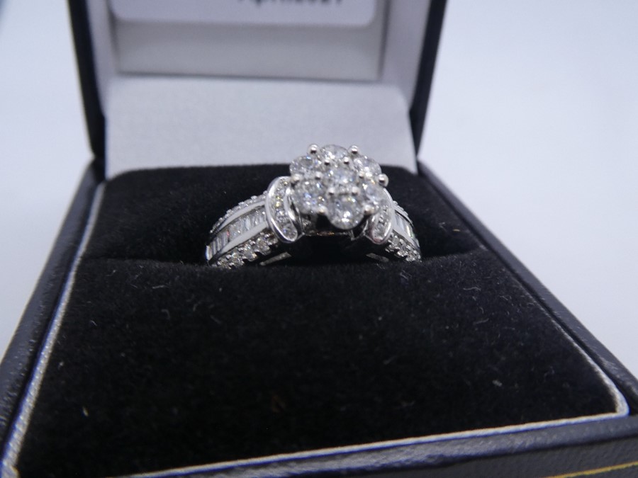 Contemporary diamond cluster ring, 7 0.10 carat diamonds form the flower head mounted in 18ct white - Image 5 of 6