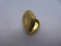 18ct yellow gold heart shaped watch case, marked 18K, approx 2.5cm diameter, approx 8.2g