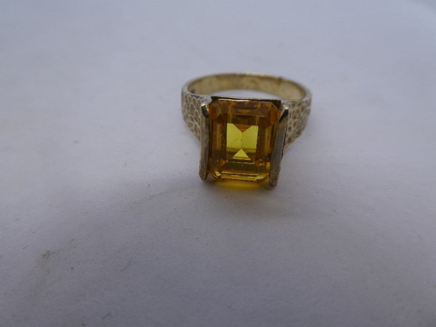 9ct yellow gold dress ring set with a citrine, marked 9ct, size N/O - weight approx 4.2g - Image 3 of 3