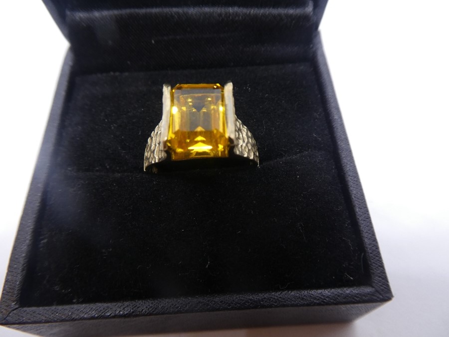 9ct yellow gold dress ring set with a citrine, marked 9ct, size N/O - weight approx 4.2g
