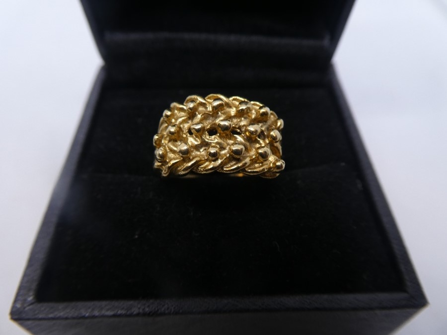 9ct yellow gold keeper ring, marked 375, approx 4.6g, size R/S