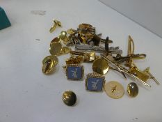 Small quantity of cufflinks, tie slide, buttons, etc