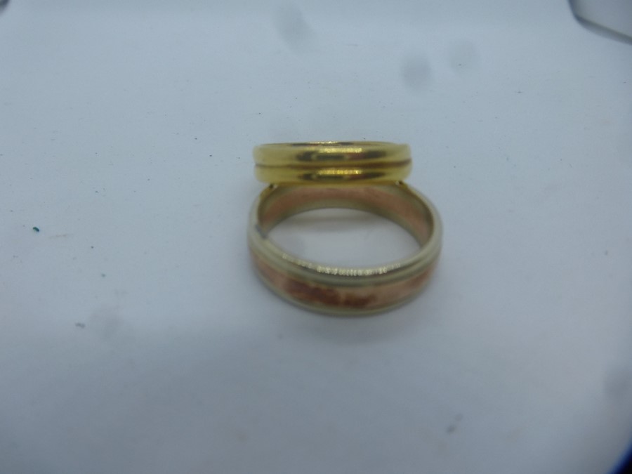 9ct two tone wedding band approx 4.4g, size O marked 375 and 18ct yellow gold crossover design weddi - Image 2 of 2
