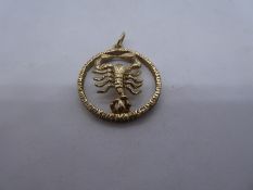 Unmarked yellow metal circular pendant with Scorpion detail, 2cm diameter, weight approx 4.7g