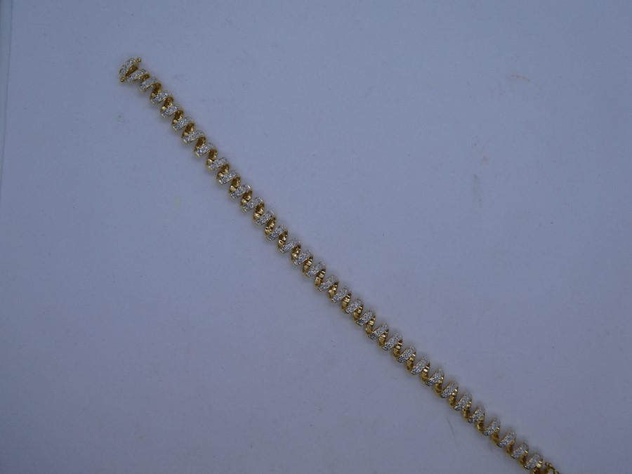 Pretty 18ct yellow gold spiral design bracelet inset with diamond chips on each spiral, approx 18cm,