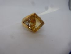 9ct yellow gold contemporary design dress ring with pale yellow stone, marked 375, size O, approx 7.