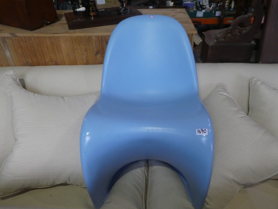 2 Retro Perspex and chrome chairs and similar blue plastic example - Image 4 of 5