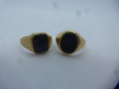 Two 9ct yellow gold gent's signet ring each inset with a black panel, sized I & J, approx 3.8g, mark