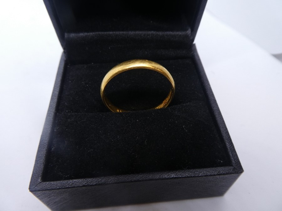 22ct yellow gold wedding band, marked 22, size V, approx 3.9g