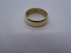 9ct yellow gold wedding band, approx 3.4g, size I/J, marked 375