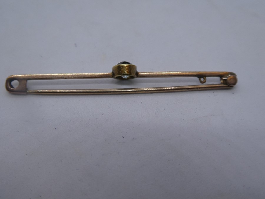 9ct yellow gold bar brooch, with central aquamarine, marked 9ct - Image 2 of 2