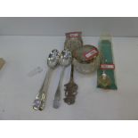 A mixed lot comprising of three good quality silver teaspoon, one sterling silver Arizona 1912 teasp