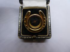 Unusual 9ct yellow gold horseshoe design ring, the horseshow mounting a compass, marked 375, size R,