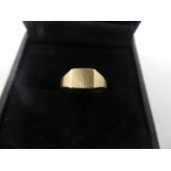 9ct yellow gold signet ring, marked 375, size J, weight approx 1.7g