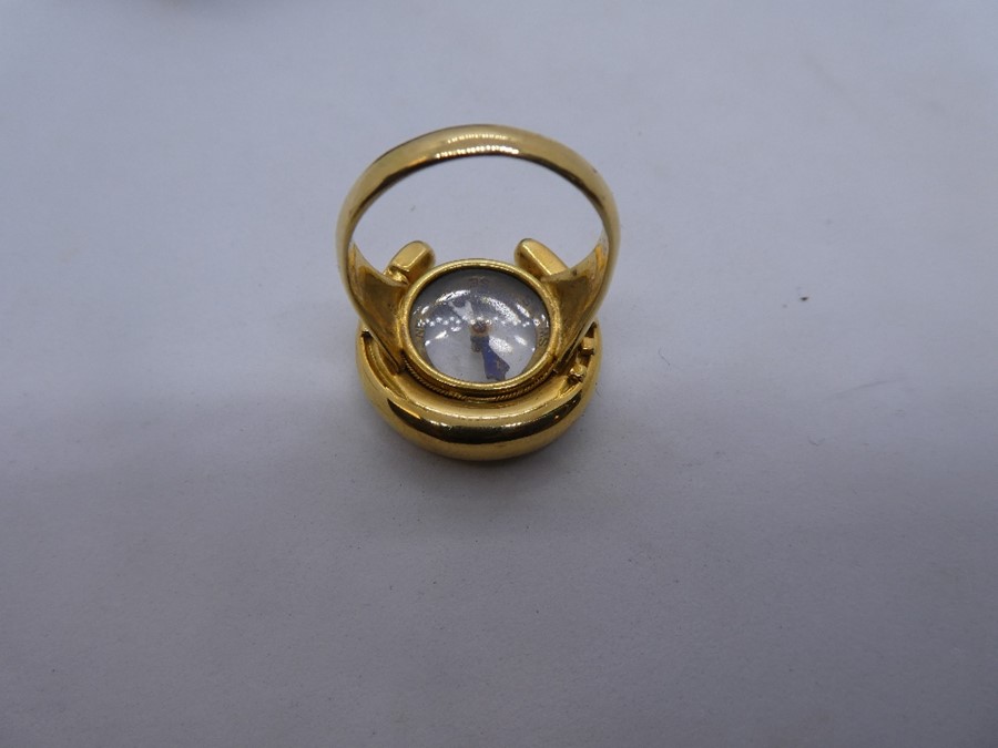 Unusual 9ct yellow gold horseshoe design ring, the horseshow mounting a compass, marked 375, size R, - Image 2 of 2