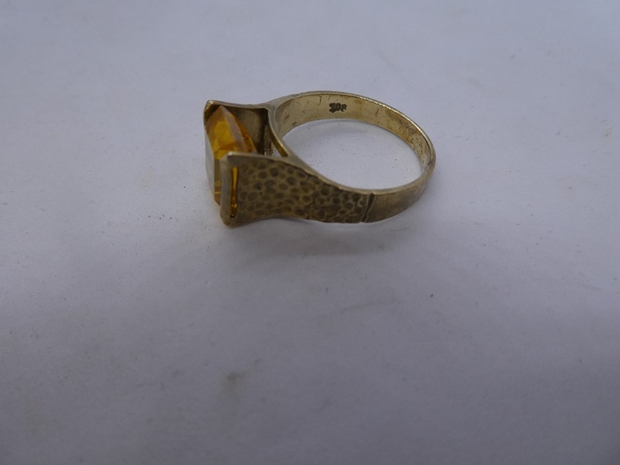 9ct yellow gold dress ring set with a citrine, marked 9ct, size N/O - weight approx 4.2g - Image 2 of 3