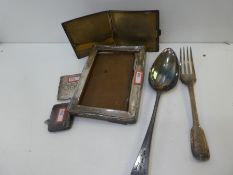 A mixed lot of silver comprising of a silver gilt cigarette case AF, Henry Williamson Ltd., 1921, Ve