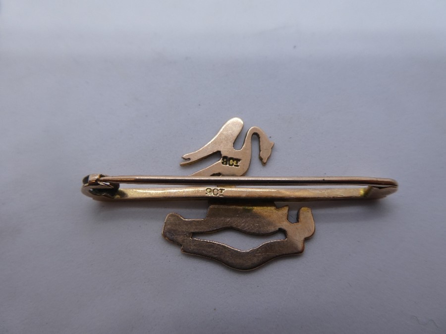 9ct yellow gold bar brooch marked 9ct in the form of a bird, together with a 9ct gold heart locket o - Image 4 of 4