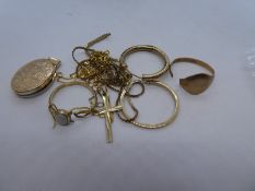 Quantity of 9ct yellow gold scrap jewellery to include oval locket, broken rings, broken chains, ear