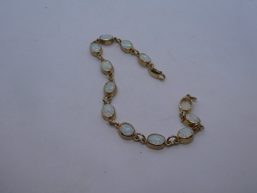 Pretty 9ct bracelet inset 12 cabochon opals, marked 375, 19cm