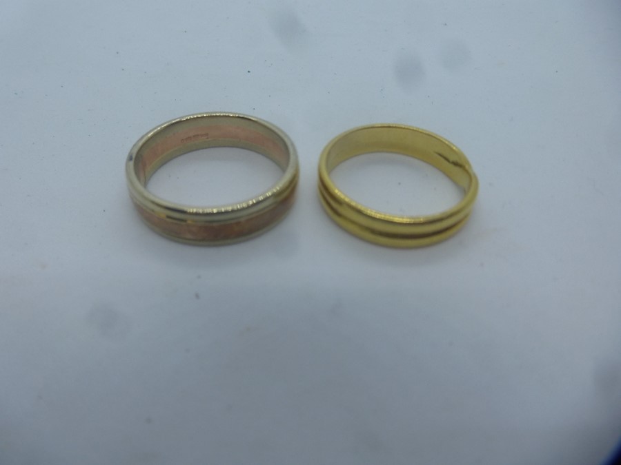 9ct two tone wedding band approx 4.4g, size O marked 375 and 18ct yellow gold crossover design weddi