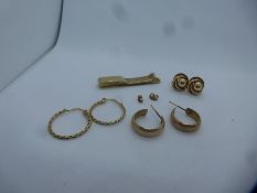 9ct yellow gold tie slide marked 375 and 3 pairs of 9ct yellow gold earrings, approx 11.2g