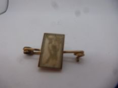 9ct yellow gold bar brooch with white panel depicting a bird marked 375, approx 2.9g