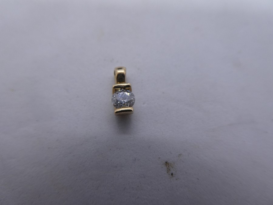 9ct yellow gold pendant with approx 0.10 carat diamond, marked 375