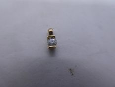 9ct yellow gold pendant with approx 0.10 carat diamond, marked 375
