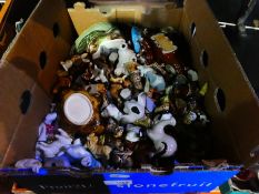 Box of miniature figure to include an number of Wade whimsies