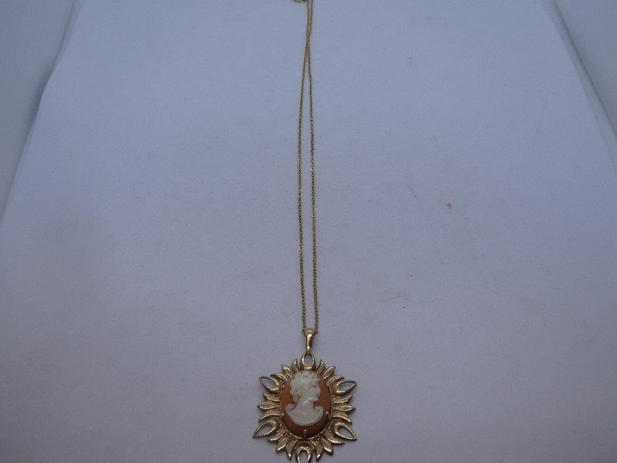 9ct yellow gold Cameo set pendant marked 375, on a fine yellow metal neck chain, unmarked, gross wei