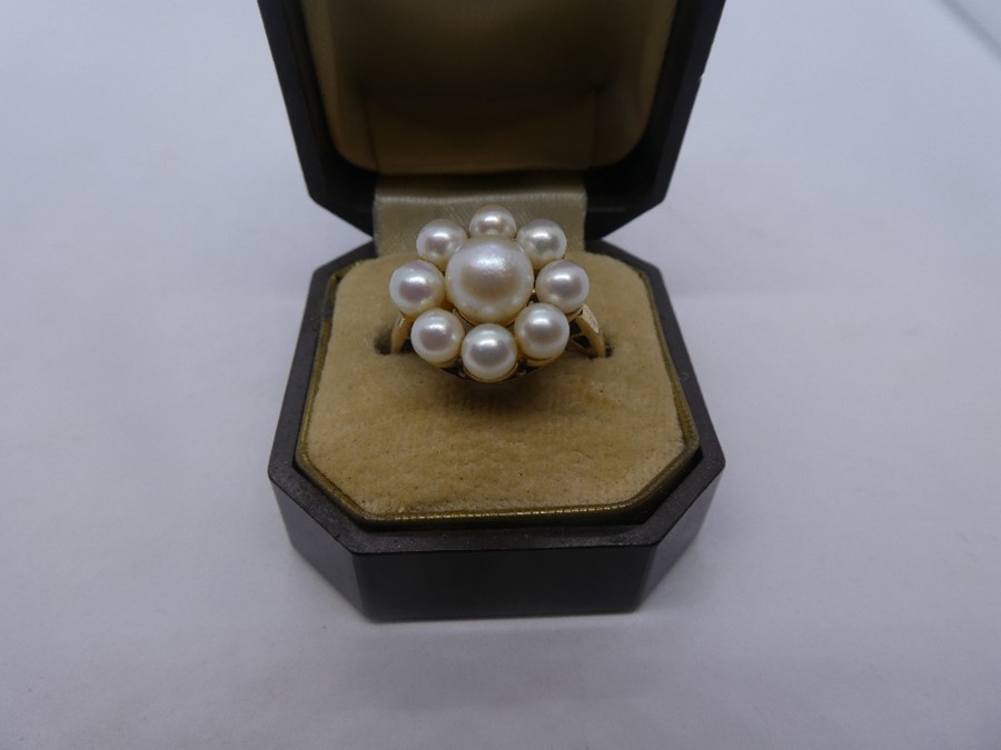 Pretty 10K yellow gold pearl flower design ring, marked 10K, size M