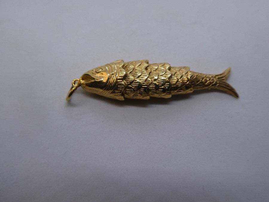 9ct yellow gold articulated fish pendant, approx 4.5cm, marked 375, approx 7.3g