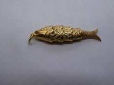 9ct yellow gold articulated fish pendant, approx 4.5cm, marked 375, approx 7.3g