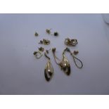 Collection of 9ct yellow gold earrings to include two pairs of earrings with pearls, gross weight ap